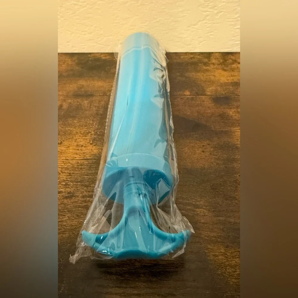 Hand pump for clothing storage bags